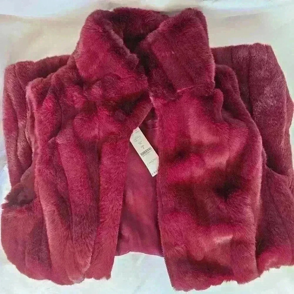 😍 NWT 😍 White House Black Market Luxe Faux Fur Vest, Port, Size S - Picture 4 of 9